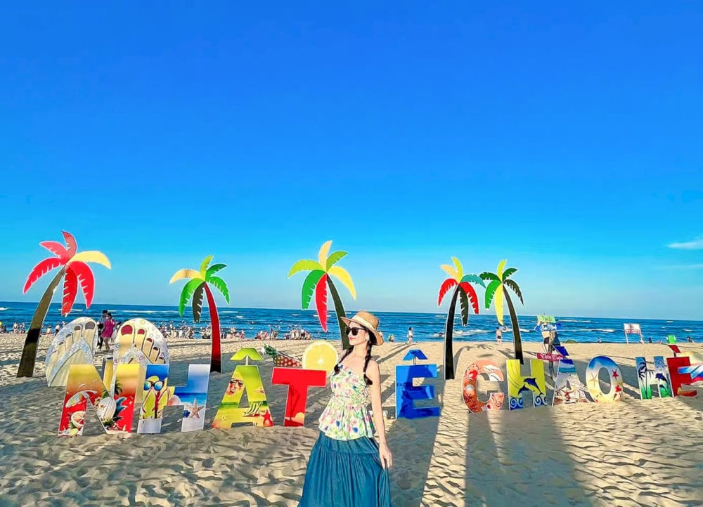 Biển Nhật Lệ vào mùa hè sôi động
